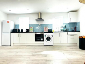 Home Away from Home 2 Bedroom Flat 5 minutes walk to Alexander Palace station 15 min via tube to Central London with FREE PARKING